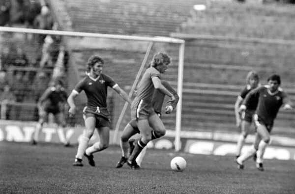 Football: Chelsea (2) vs. Luton (0). April 1977 77-02023-013