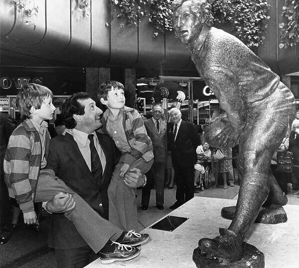 Gareth Edwards with sons Rhys and Owen when his statue was unvelled at St