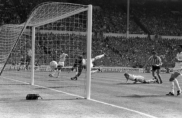 Gary Mabbutt scores in amazement an own goal during FA cup final 1987 between Tottenham