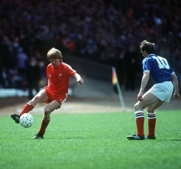Gordon Strachan in action for Aberdeen against Rangers during the 1983 Scottish Cup