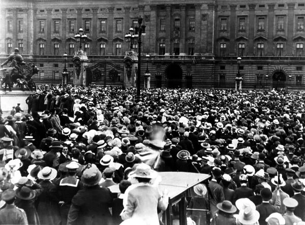 The Great War, ( First World War, WW1, World War One ). Crowds massed outside of