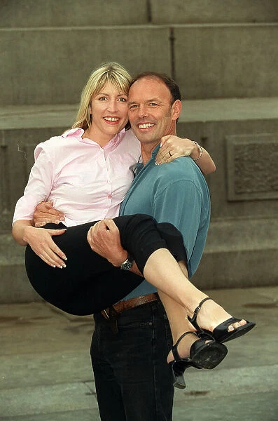 Heather Mills with fiance Chris Terrill July 1999 outside Trafalgar square