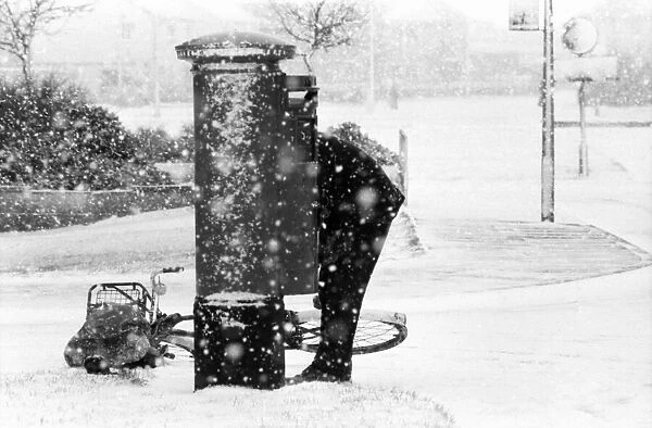 Heavy snow falls in Kent: The Postman collecting the mail in the heavy snow fall at