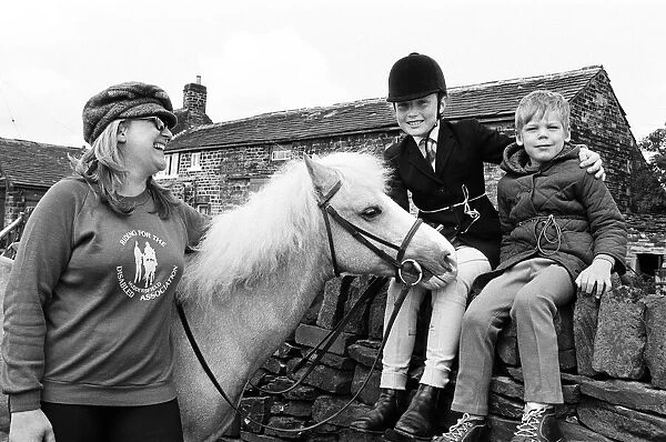 Hermione Warrilow (c) introduces her pony, Carina to disabled rider Paul Bolton at a