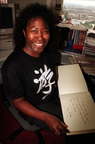 Joan Armatrading Singer Songwriter Sep 1999 in The Mirror offices with Tony