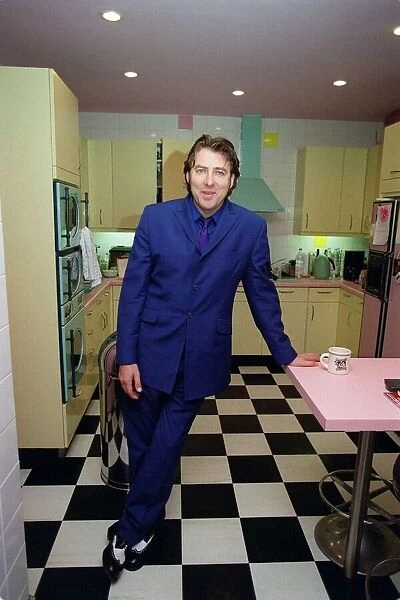 Jonathan Ross TV Presenter September 1998 At home in his kitchen A©mirrorpix