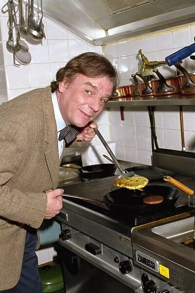 Keith Floyd Chef & TV Presenter prepares food in kitchen May 1991