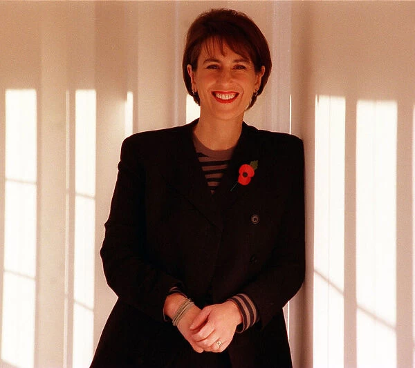 Kirsty Wark TV presenter at work November 1998 leaning on wall in corridor