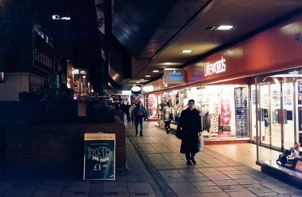 Late night shopping in Linthorpe Road, Middlesbrough, 23rd November 1994