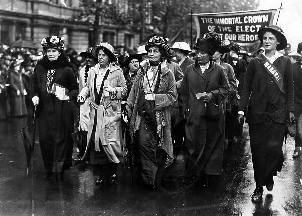 Leader of the WSPU Emmeline Pankhurst (centre) leads a women