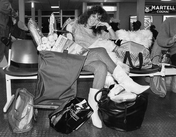Linda Lusardi relaxing after a shopping trip to Calais. November 1986 P035556