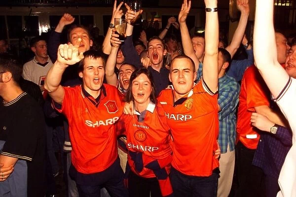 Machester United fans celebrate the 2-3 win April 1999 in O Shea