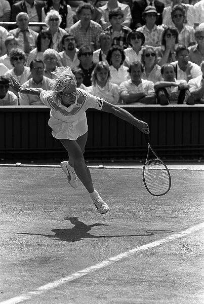 Martina Navratilova plays Chris Evert in the Wiombledon womens singles final 1985