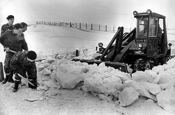 Members of the 1st Battalion, Royal Regiment of Wales clearing snow at Ogmore-by-Sea