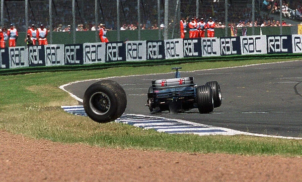 Mika Hakkinen British Grand Prix Silverstone July 1999 loses a wheel off his car