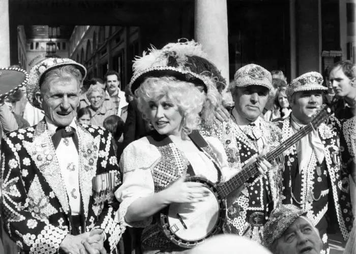 Framed Print : Dolly Parton with Pearly Kings and Queens Print, March 1983 Framed Print : Dolly Parton with Pearly Kings and Queens Print, March 1983