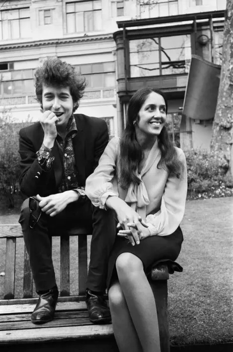 Framed Print : Bob Dylan and Joan Baez Print, Savoy Gardens London 1965 Framed Print : Bob Dylan and Joan Baez Print, Savoy Gardens London 1965