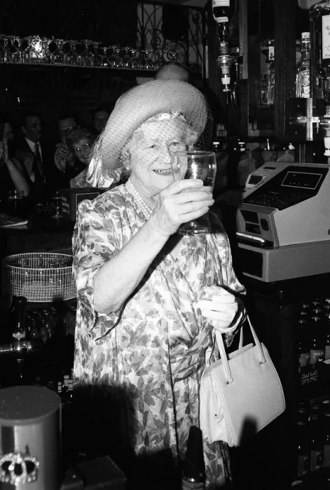 Framed Print : Queen Mother's Pub Visit Print (00134) Framed Print : Queen Mother's Pub Visit Print (00134)