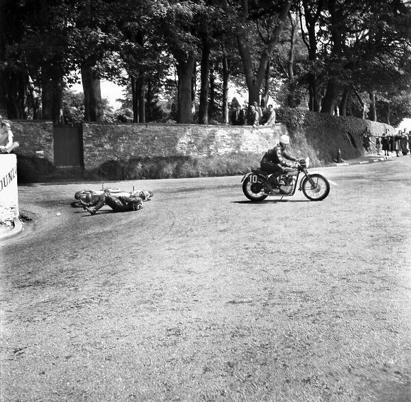 Motorsport. Isle of Man TT Races 1953 D. Powell. June 1953 D3141-012