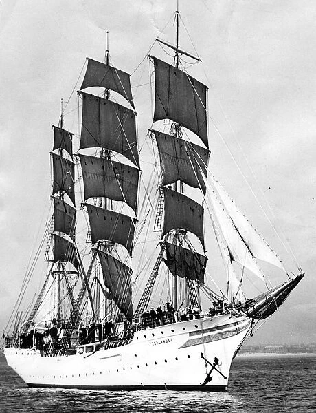 The Norwegian training sailing ship Sorlandet leaves the River Tyne