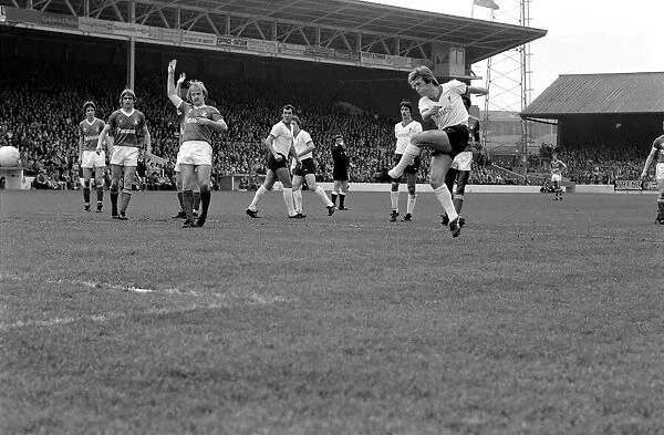 Nottingham Forest 0 v. Liverpool 0. Division Two Football. April 1981 MF02-16-036