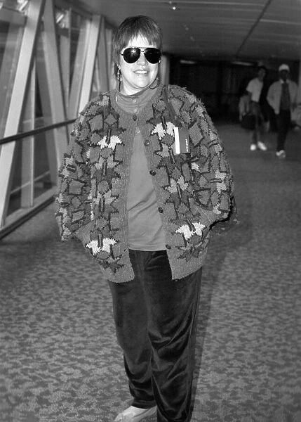 Oscar-winning actress Cathy Bates arriving at Heathrow from LA. April 1991 P017161
