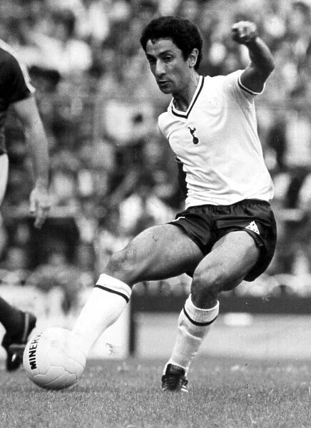 Ossie Ardiles in action for Tottenham Hotspur, circa 1981