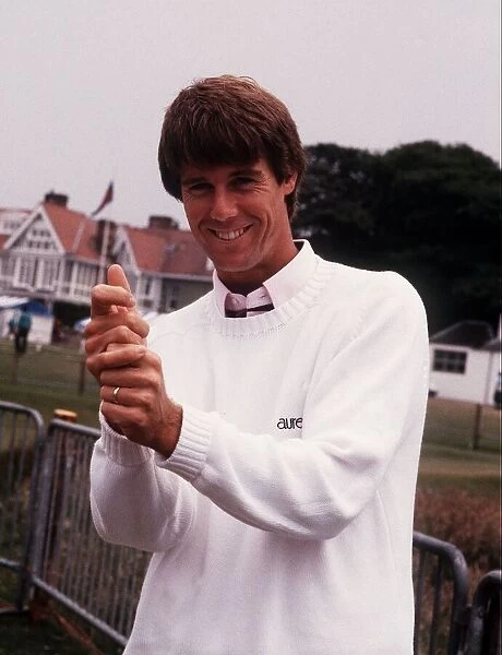 Paul Azinger golfer demonstrates grip action July 1987