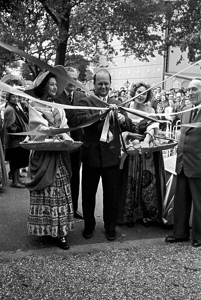 Peter Scott opens Bird Walk, Battersea Festival Gardens. May 1952 C2744