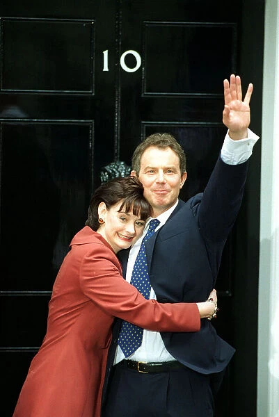 PRIME MINISTER TONY BLAIR AND CHERIE BLAIR WAVE TO THE CROWDS AS THEY PREPARE TO ENTER