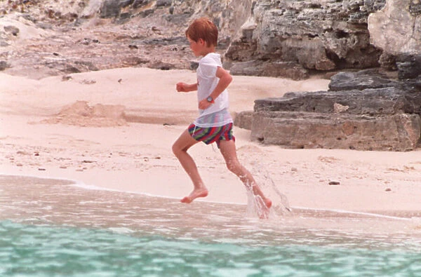PRINCE HARRY RUNNING ALONG BEACH DURING HOLIDAY IN BAHAMAS - 1993