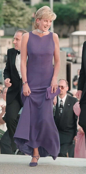 PRINCESS DIANA ARRIVING AT A CHARITY BASH DURING HER VISIT TO CHICAGO - JUNE 1996
