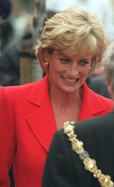PRINCESS DIANA, WEARING RED JACKET, SMILES AT LONDON LIGHTHOUSE - 08  /  10  /  1996