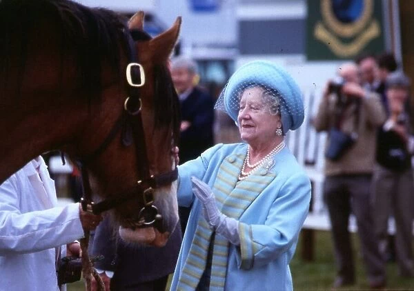 Queen Mother August 1986 at the catle market Black Isle stroking a horse C  /  T Roy