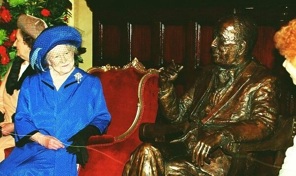 The Queen Mother December 1998 unveils a statue in tribute to Noel Coward at