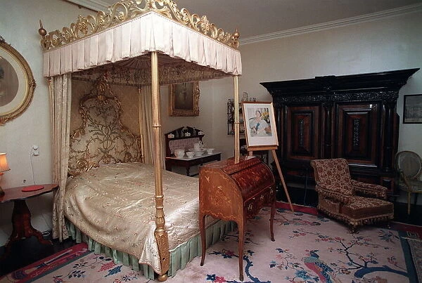 Queen Mothers bedroom where she was born in Glamis Castle