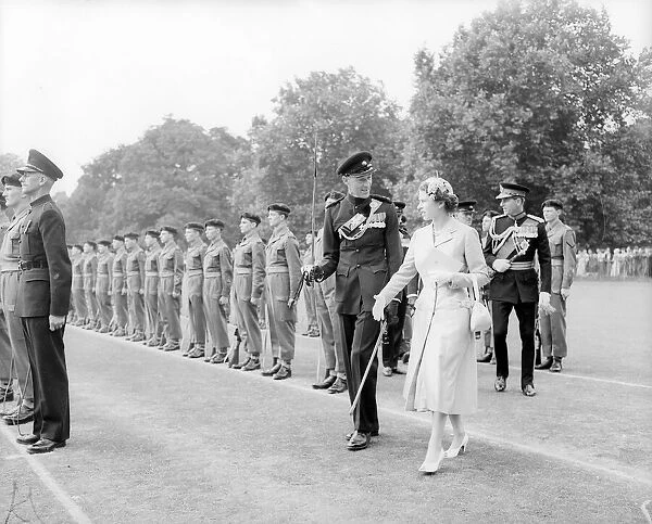 The Queen at Winchester July 1955 Queen Elizabeth ll inspects the Kings Royal Rifle