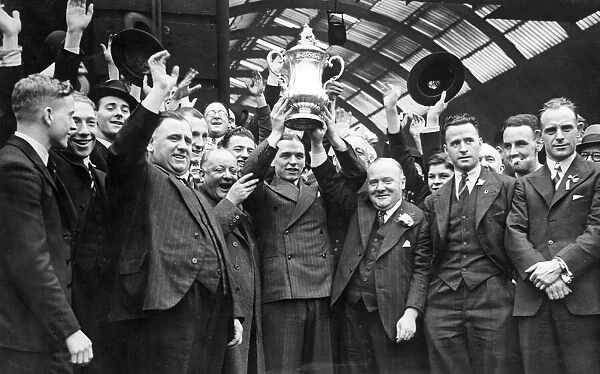 Raich Carter, Sunderland captain and the rest of the FA Cup winning team leave Kings