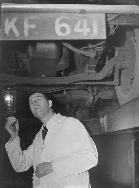 Ralph Edwards - Motorist DM 1  /  1  /  1952 B6083  /  1