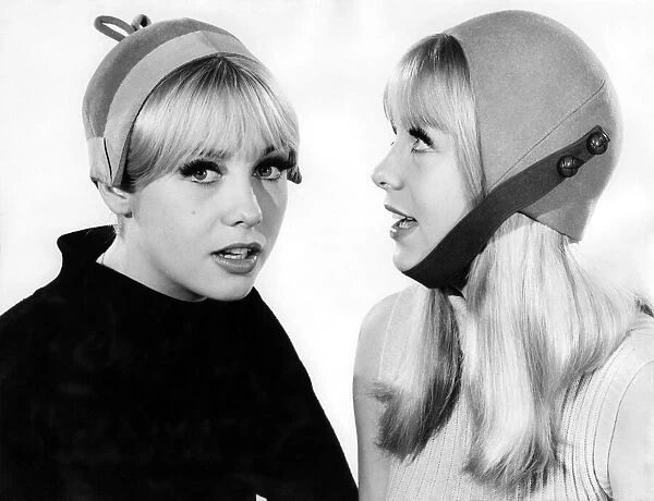 Reveille Fashions: Susan and Jennifer Baker. January 1966 P006675