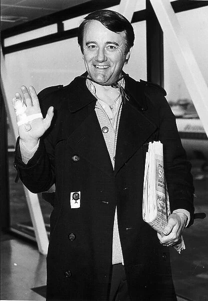 Robert Vaughn actor at airport - March 1976 Dbase MSi