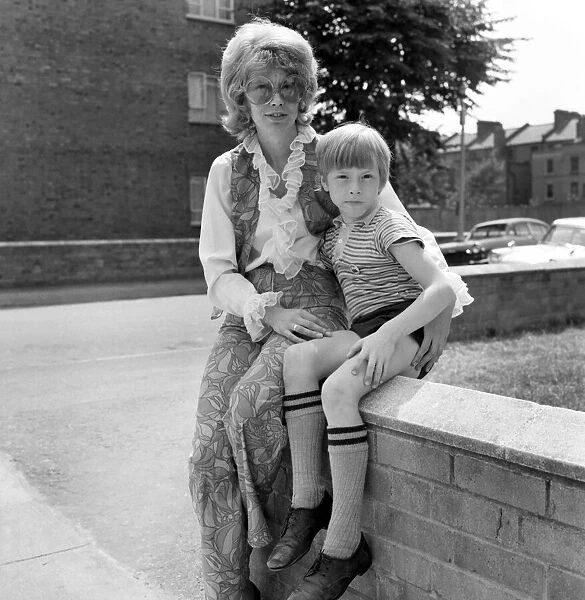 Rolling Stones: Death of Brian Jones (Pat Andrews and Son Mark). July 1969 Z06547-001