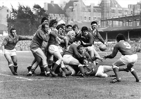 Rugby - Wales v France - 1976 - Bobby Windsor feeds the ball back to Gareth Edwards
