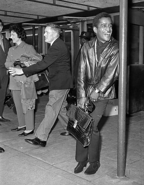 Sammy Davis Jnr. arriving at LAP. 16th September 1967. P67-401-18