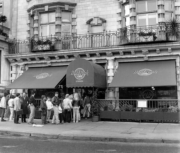 Scene outside the Hard Rock Cafe in central London March 1989 P018469
