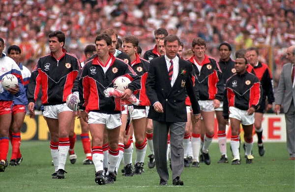 Sir Alex Ferguson leads Manchester United on to the pitch - FA Cup against Crystal Palace