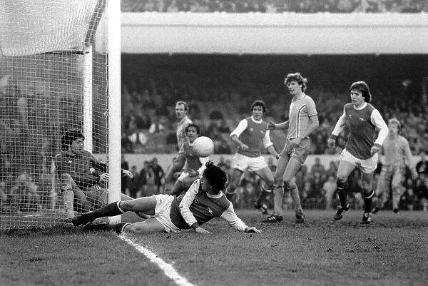 Sport: Football: Arsenal vs. Coventry. Action from the match. February 1981 81-00516-051