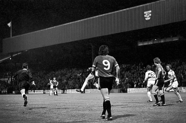 Sport: Football: Queens Park Rangers vs. Manchester United. April 1977 77-02218-016