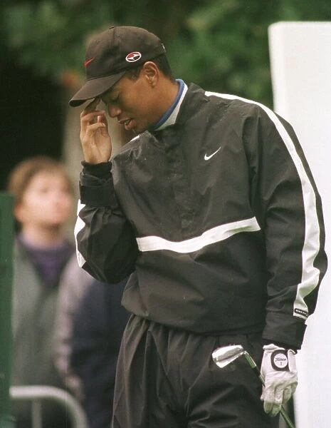 Tiger Woods in some discomfort from flu October 1998 during his practice round