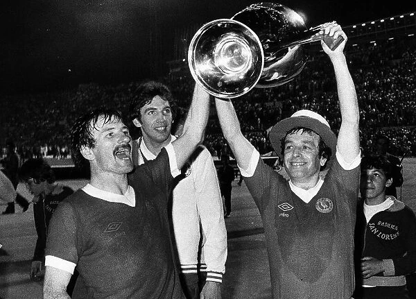 Tommy Smith (L) and Ian Callaghan with the European Cup 1977